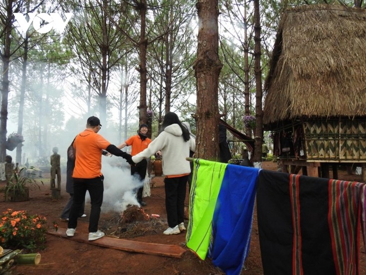 Mang Den eco-tourism complex attracts visitors interested in Central Highlands culture - ảnh 1