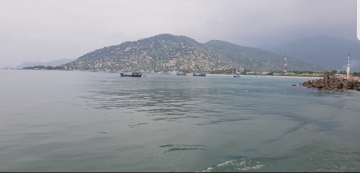 Fishing makes Ca Na village prosper - ảnh 1