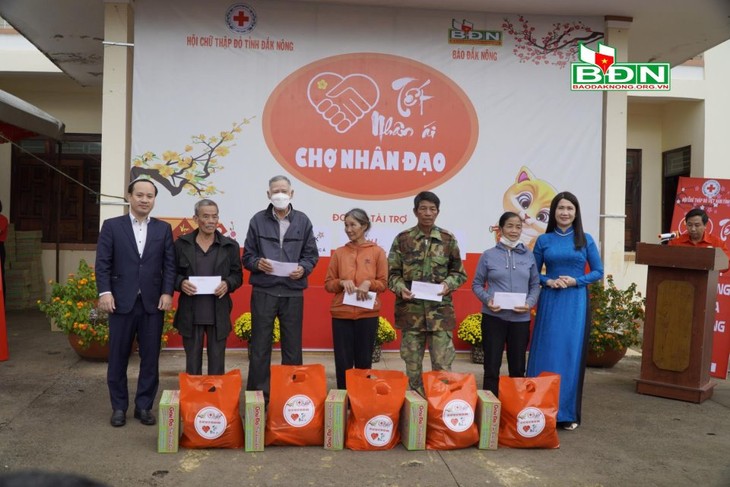 Social welfare helps needy people have happy Tet - ảnh 3