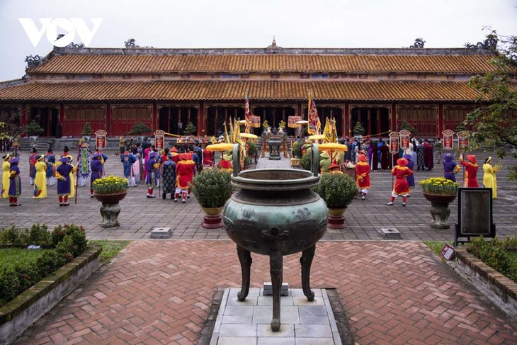 Re-creation of ceremony to offer specialties to Hue royal court  - ảnh 12