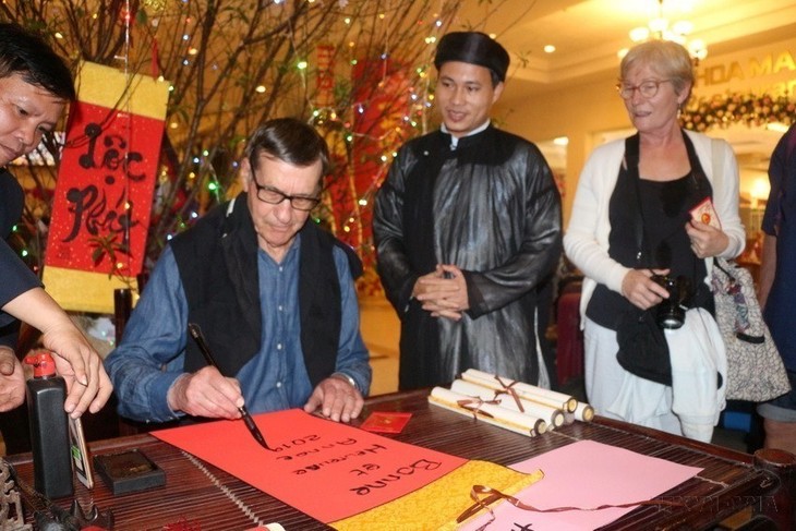 Vietnamese traditional calligraphy during Tet - ảnh 3