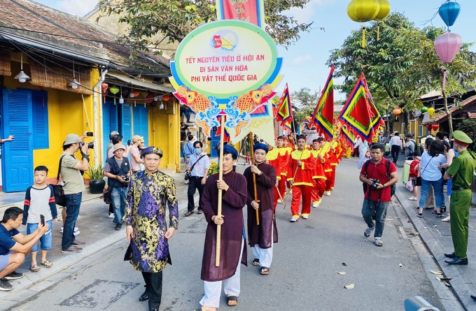 First Full Moon poetry night held in Hoi An ancient city - ảnh 2