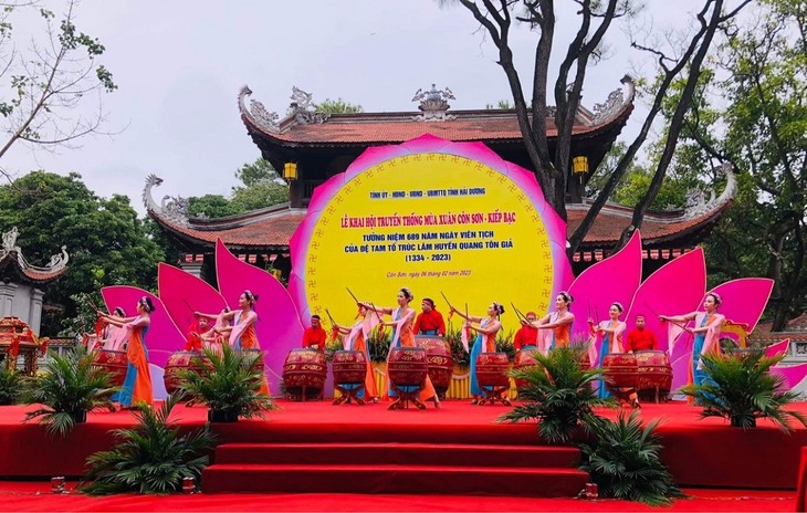 Con Son-Kiep Bac Spring Festival opens - ảnh 1