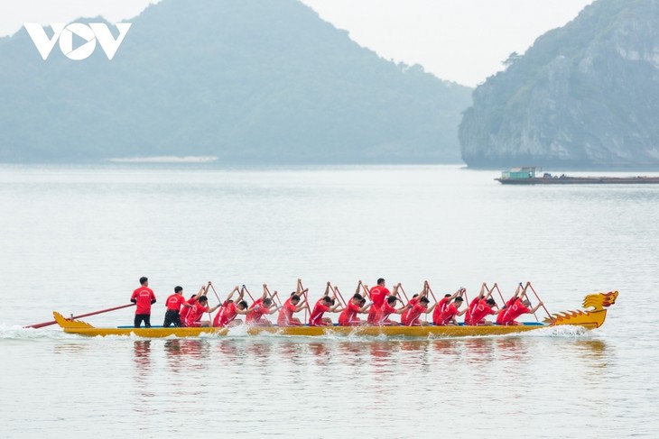 Dragon boat racing on Cat Ba Island excites crowds - ảnh 8