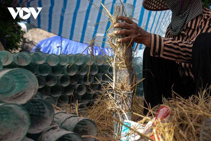 Xoi Tri village in Nam Dinh province preserves tradition of glass blowing - ảnh 14