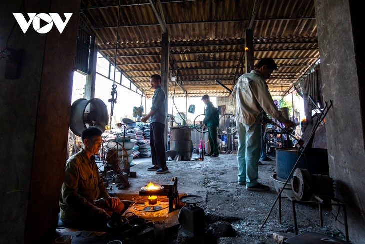 Xoi Tri village in Nam Dinh province preserves tradition of glass blowing - ảnh 3