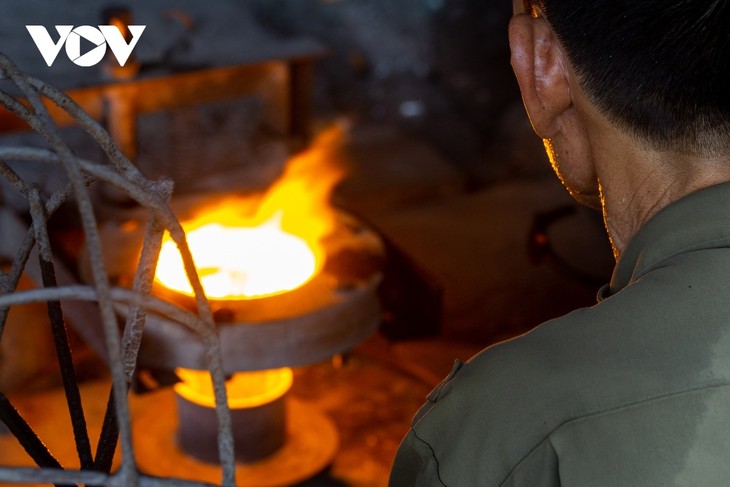 Xoi Tri village in Nam Dinh province preserves tradition of glass blowing - ảnh 8