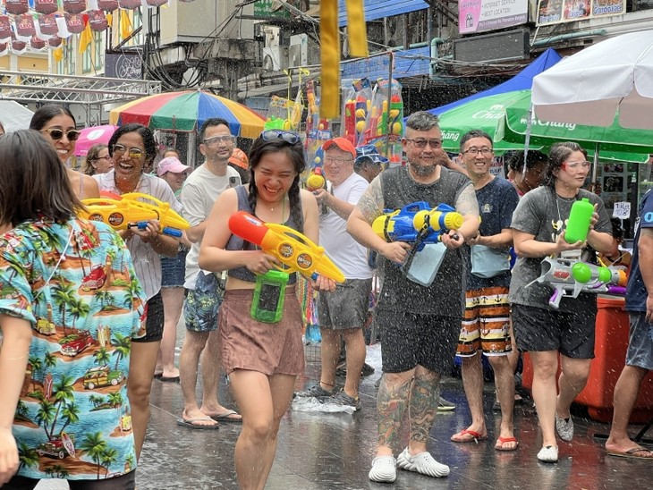 Nam Ob Thai, the scented water of the Thai Songkran Festival  - ảnh 1