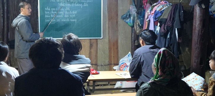 Literacy class makes Mong ethnic people’s lives easier  - ảnh 2