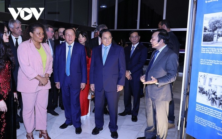 PM attends photo exhibition on President Ho Chi Minh, Vietnam in Brazil   - ảnh 1