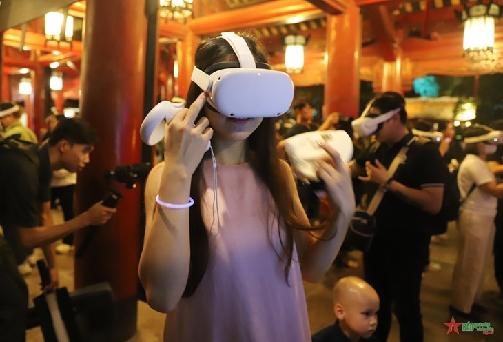 Night tour of Hanoi’s Temple of Literature highlights Vietnamese education - ảnh 3