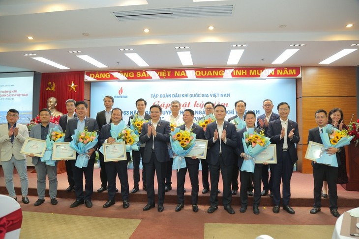 Petrovietnam celebrates 63 years of oil and gas industry traditional day  - ảnh 1