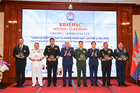 Gala night “Vietnam Coast Guard and Friends” fosters unity - ảnh 1