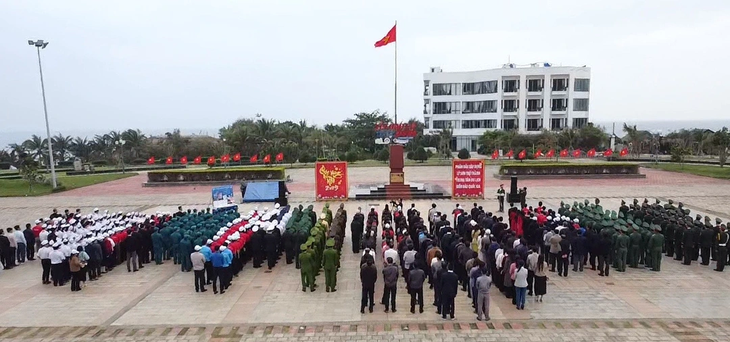 Ly Son island’s flag-salute ceremony rings in 2025 - ảnh 1