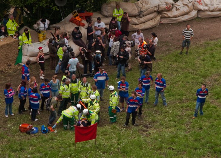 Thrills and spills at UK’s cheese rolling race - ảnh 3