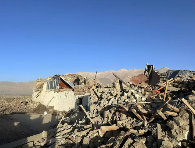 Powerful earthquake kills nearly 100 in Tibet, rattles Nepal - ảnh 1