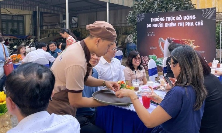 Café More Hanoi, a start-up model for visually impaired people - ảnh 3