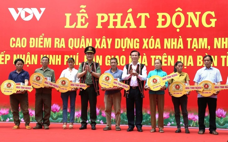 Ministry of Public Security hands over 500 charity houses in Dak Nong - ảnh 1