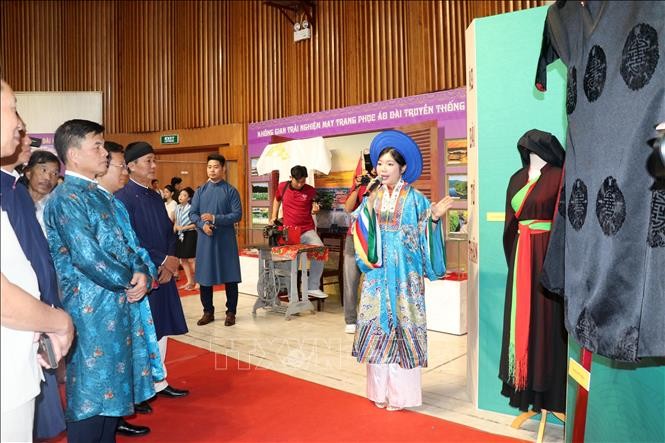 Exhibition on Vietnamese Ao Dai opens in Ha Long - ảnh 1