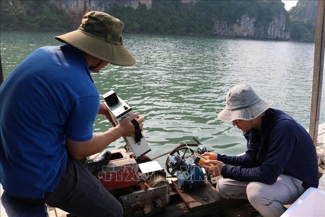 Scientists conduct seawater monitoring in Vietnam using AI - ảnh 1