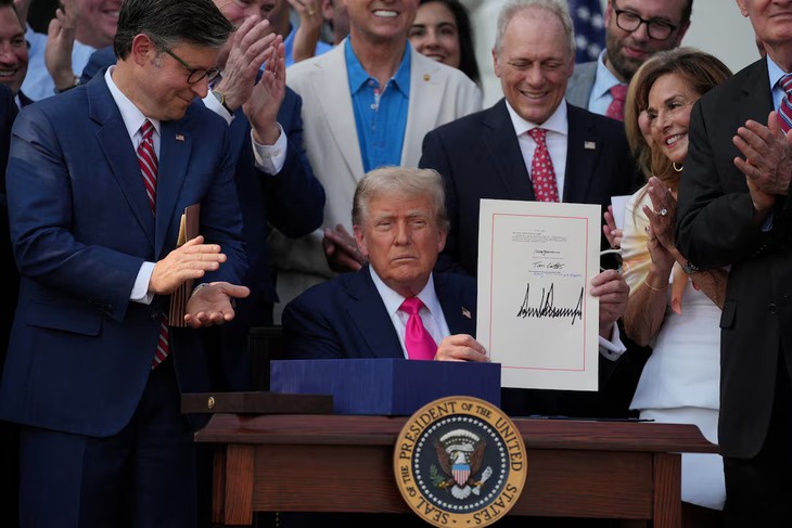 US President Trump signs into law sweeping tax and spending bill  - ảnh 1