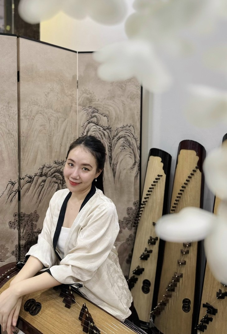 Plucking patriotism: Stories from a Dan Tranh classroom - ảnh 1