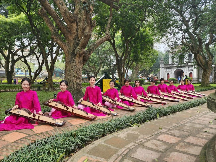 Plucking patriotism: Stories from a Dan Tranh classroom - ảnh 3