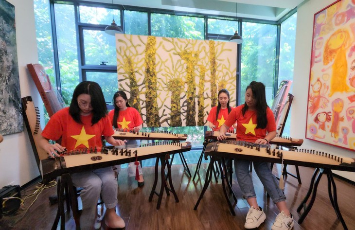 Plucking patriotism: Stories from a Dan Tranh classroom - ảnh 2