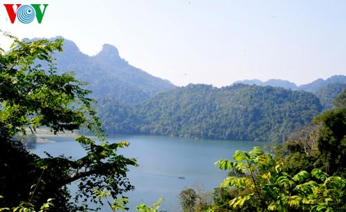 Le ciel et l'eau au lac de Ba Bể - ảnh 17