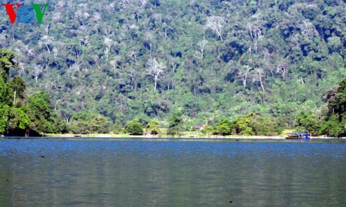 Le ciel et l'eau au lac de Ba Bể - ảnh 10