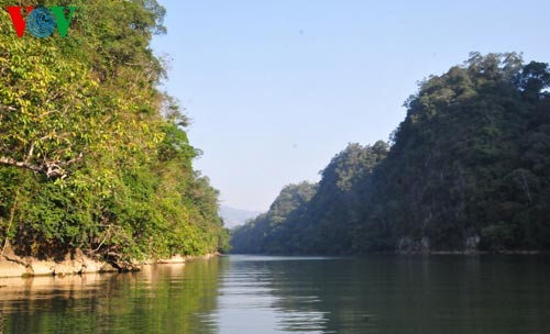 Le ciel et l'eau au lac de Ba Bể - ảnh 4