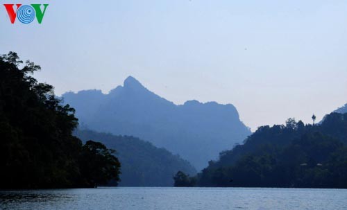 Le ciel et l'eau au lac de Ba Bể - ảnh 15