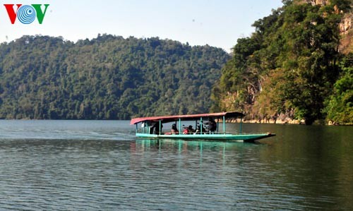 Le ciel et l'eau au lac de Ba Bể - ảnh 9