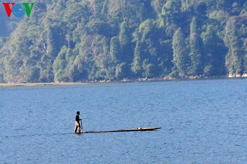 Le ciel et l'eau au lac de Ba Bể - ảnh 16