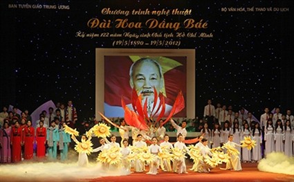 Programme artistique en l’honneur du président Ho Chi Minh - ảnh 1