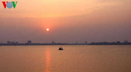 Se promener autour du lac de l'Ouest au crépuscule - ảnh 1