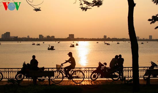 Se promener autour du lac de l'Ouest au crépuscule - ảnh 3