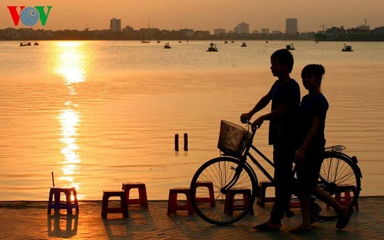 Se promener autour du lac de l'Ouest au crépuscule - ảnh 4