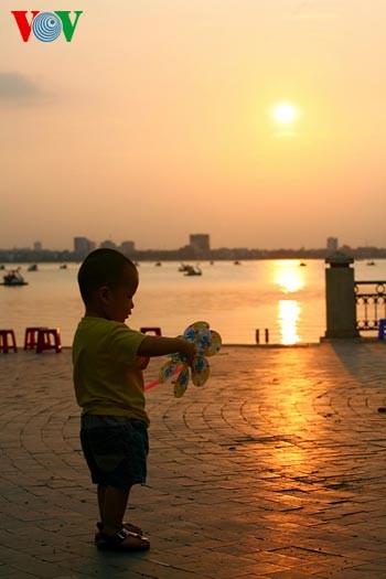 Se promener autour du lac de l'Ouest au crépuscule - ảnh 6