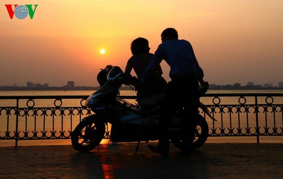 Se promener autour du lac de l'Ouest au crépuscule - ảnh 7