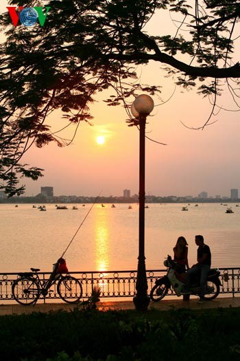 Se promener autour du lac de l'Ouest au crépuscule - ảnh 8