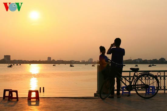 Se promener autour du lac de l'Ouest au crépuscule - ảnh 9