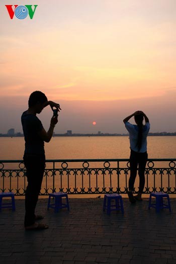 Se promener autour du lac de l'Ouest au crépuscule - ảnh 10