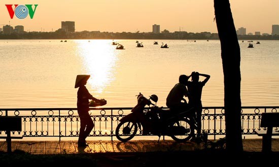 Se promener autour du lac de l'Ouest au crépuscule - ảnh 11