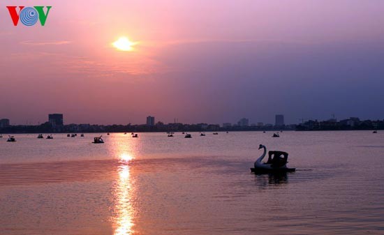 Se promener autour du lac de l'Ouest au crépuscule - ảnh 12