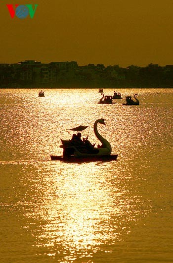 Se promener autour du lac de l'Ouest au crépuscule - ảnh 14