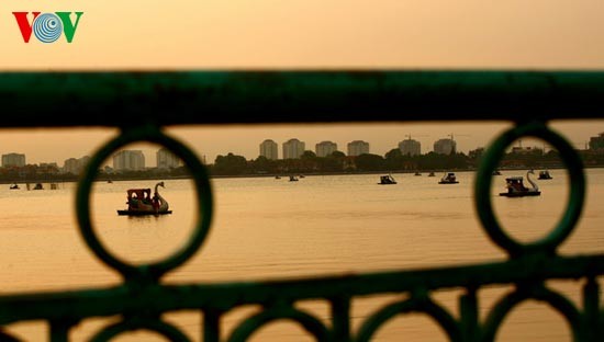 Se promener autour du lac de l'Ouest au crépuscule - ảnh 15