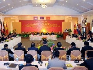 Réunion portant sur le triangle du développement Vietnam-Cambodge-Laos - ảnh 1