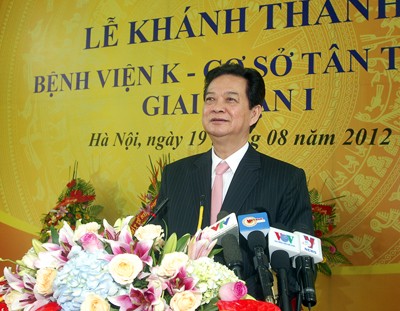 Nguyen Tan Dung à l’inauguration de nouveaux locaux de l’Hôpital de cancérologie - ảnh 1