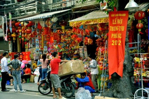 La fête de la mi-automne dans l’ancien quartier de Hanoï - ảnh 1